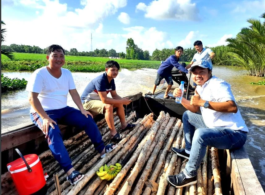 Ngồi trên ghe, chúng tôi tha hồ ngắm cảnh sông nước, làng quê. Ảnh: TRẦN NGỌC