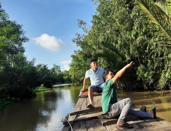 Cảnh làng quê, sông nước quá đẹp khiến chúng tôi luôn chỉ trỏ. Ảnh: TRẦN NGỌC