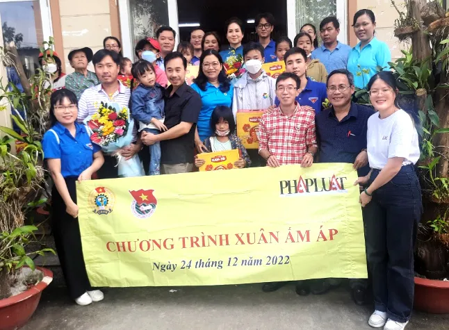 Công đoàn Báo Pháp Luật TP.HCM chụp ảnh lưu niệm cùng các nhà hảo tâm và UBND xã Vĩnh Lộc A. Ảnh: MINH TOÀN