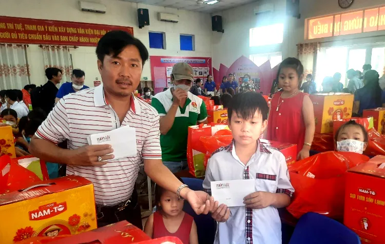 Ông Nguyễn Văn Thức trao quà cho trẻ có hoàn cảnh khó khăn. Ảnh: PHƯỚC LỢI