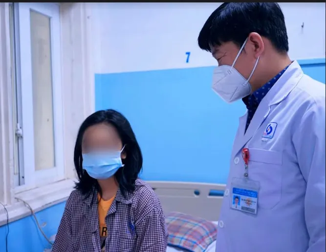 Bác sĩ hỏi thăm sức khỏe chị H sau khi điều trị khỏi bệnh. Ảnh: BVCC