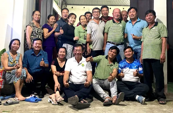 Chụp hình lưu niệm với họ hàng người bạn ở vùng quê sau giao thừa tết Tây. Ảnh: TRẦN SỬU Chụp hình lưu niệm với họ hàng người bạn ở vùng quê sau giao thừa tết Tây. Ảnh: TRẦN SỬU