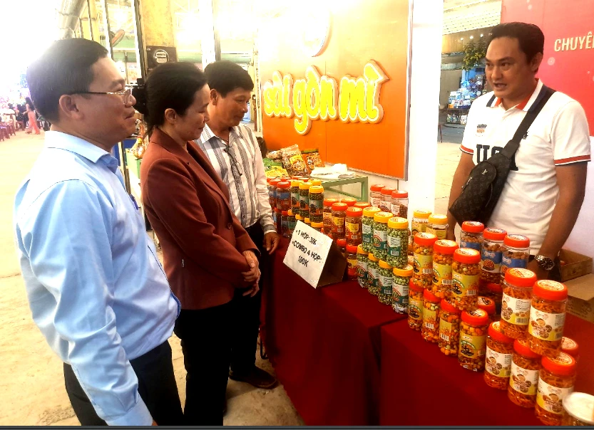 Quầy bán củ kiệu, dưa ngâm chua được nhiều người ghé mua. Ảnh: TRẦN NGỌC Quầy bán củ kiệu, dưa ngâm chua được nhiều người ghé mua. Ảnh: TRẦN NGỌC