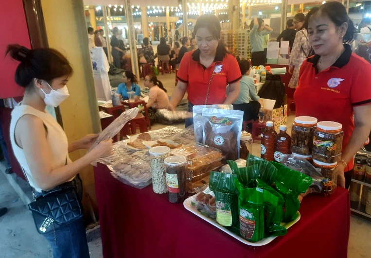 Một công nhân đang lựa chọn mua khô mực làm quà Tết biếu cha. Ảnh: TRẦN NGỌC Một công nhân đang lựa chọn mua khô mực làm quà Tết biếu cha. Ảnh: TRẦN NGỌC