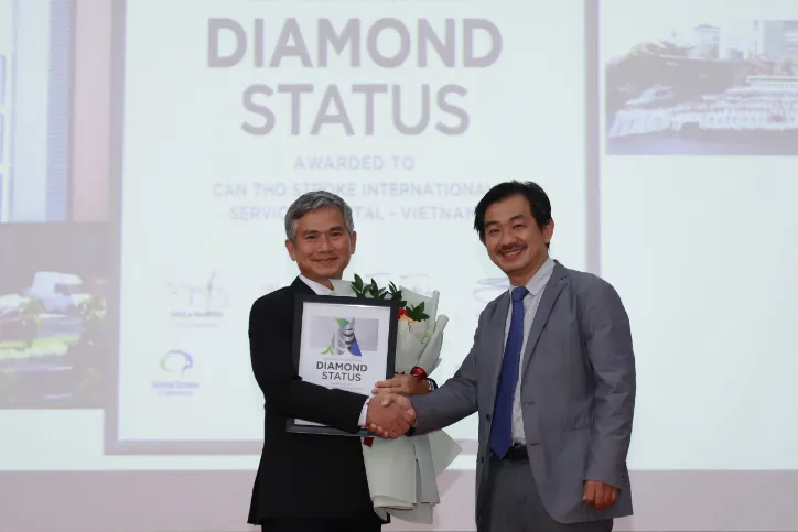 PGS-TS-BS Nguyễn Huy Thắng (phải) trao chứng nhận Kim Cương điều trị đột quỵ cho Bệnh viện Đột quỵ - Tim mạch Cần Thơ. Ảnh: TRẦN NGỌC