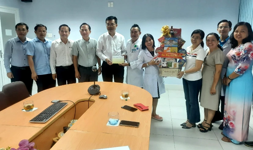 Lãnh đạo huyện Bình Chánh thăm và chúc Tết nhân viên y tế BV. Ảnh: PHƯỚC LỢI