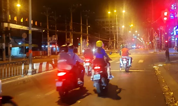 Nhiều người dừng xe khi đèn đỏ giao lộ Lý Thường Kiệt - Phú Hòa bật sáng. Ảnh: TRẦN NGỌC