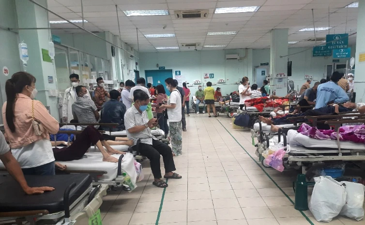 Khoa Cấp cứu BV Nhân dân 115 tại TP.HCM đông bệnh nhân tối mùng Hai tết. Ảnh: TRẦN NGỌC