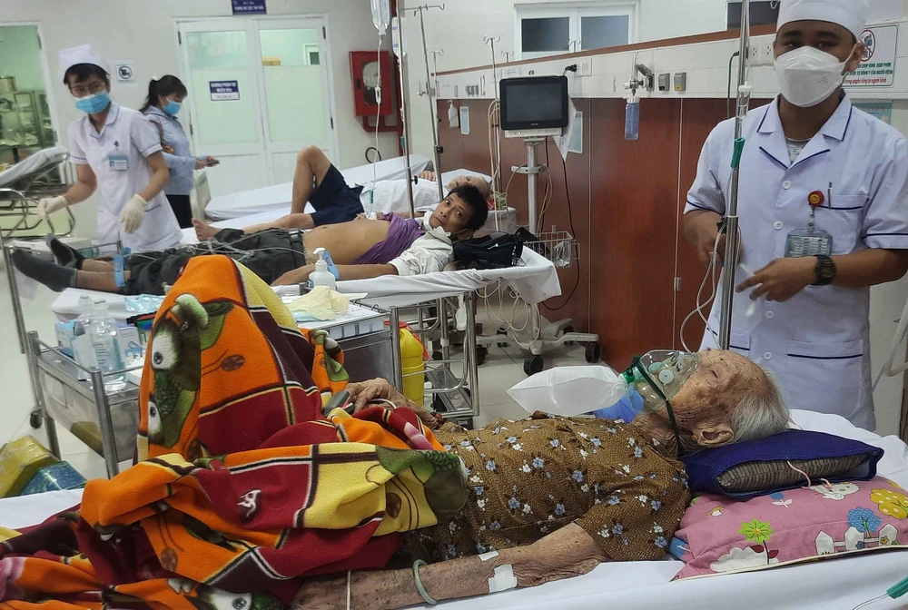 BV huyện Bình Chánh, TP.HCM đang cấp cứu nhiều trường hợp. Ảnh: TRẦN NGỌC