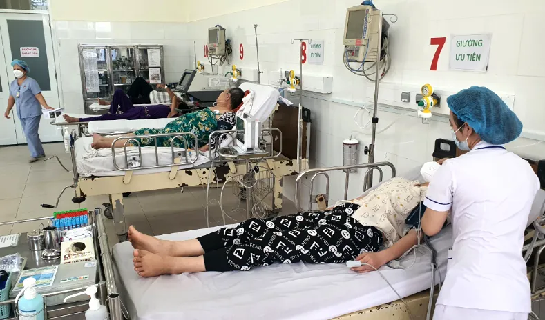 Bệnh nhân đang được chăm sóc tại khu điều trị kỹ thuật cao của BV Nguyễn Trãi. Ảnh: TRẦN NGỌC Bệnh nhân đang được chăm sóc tại khu điều trị kỹ thuật cao của BV Nguyễn Trãi. Ảnh: TRẦN NGỌC