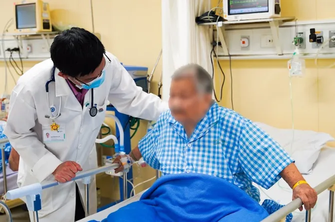 Bác sĩ kiểm tra sức khỏe bà Đ sau điều trị. Ảnh: BVCC