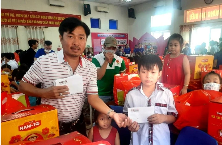 Ông Nguyễn Văn Thức trao quà Tết 2023 cho học sinh nghèo xã Vĩnh Lộc A, Bình Chánh, TP.HCM. Ảnh: TRẦN NGỌC