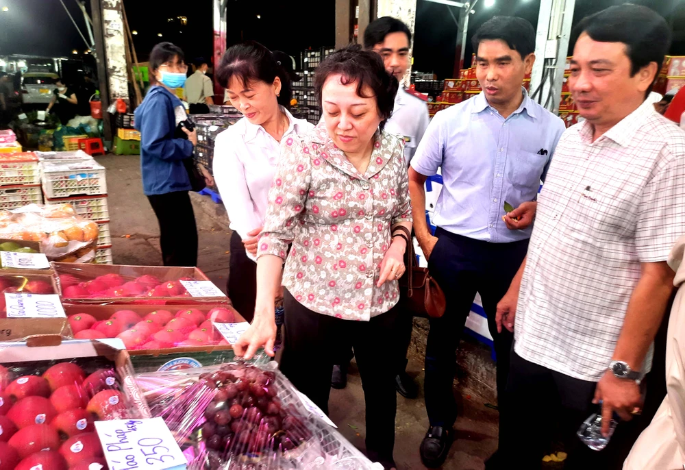 Ban Quản lý an toàn thực phẩm TP.HCM kiểm tra hoạt động kinh doanh trái cây tại Chợ đầu mối Thủ Đức. Ảnh: TRẦN NGỌC