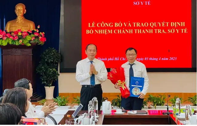 Bác sĩ Hồ Văn Hân (phải) nhận nhiệm vụ Chánh Thanh tra Sở Y tế TP.HCM. Ảnh: DUY TÍNH