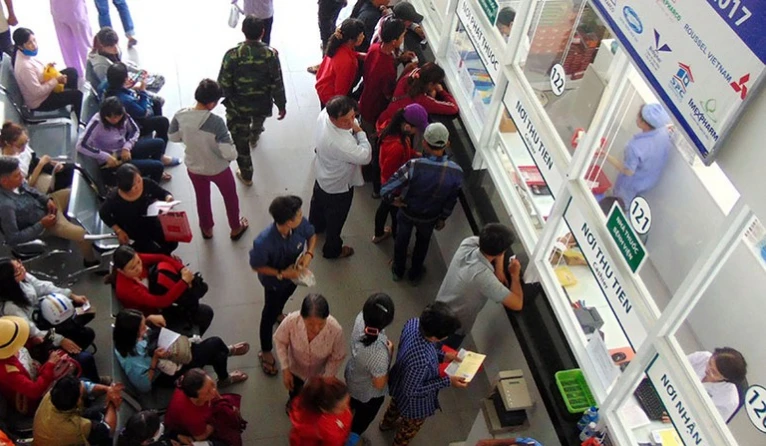 Do các trạm y tế thiếu thuốc nên người bệnh tập trung khám và điều trị tại bệnh viện tuyến trên. Ảnh: TRẦN NGỌC
