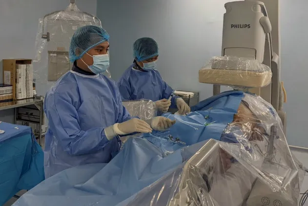 Các bác sĩ đang can thiệp động mạch vành cấp cứu cho ông T. Ảnh: BVCC