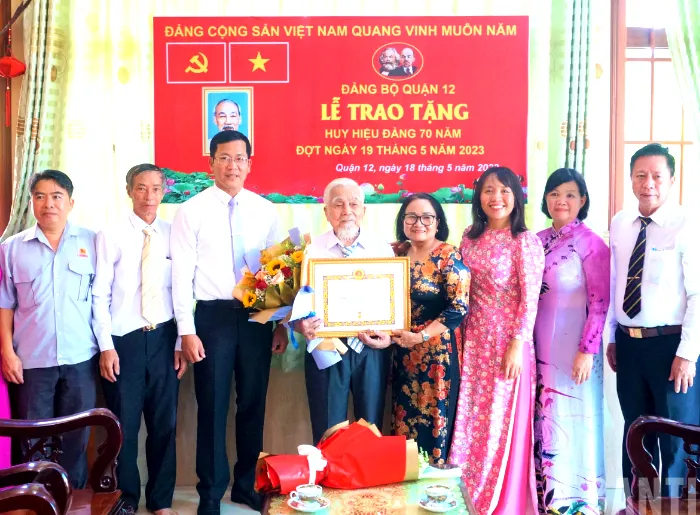 Lãnh đạo Quận ủy quận 12 trao Huy hiệu 70 tuổi Đảng cho ông Đặng Văn Đời. Ảnh: MẠNH TÂN Lãnh đạo Quận ủy quận 12 trao Huy hiệu 70 tuổi Đảng cho ông Đặng Văn Đời. Ảnh: MẠNH TÂN