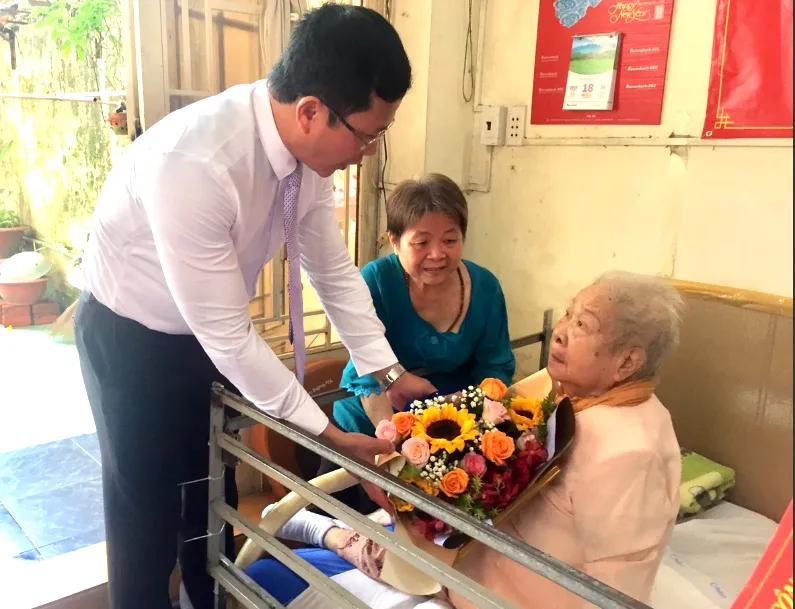 Ông Trần Hoàng Danh, Bí thư Quận ujỷ quận 12 trao Huy hiệu 75 tuổi Đảng cho bà Trần Thị Minh Hải. Ảnh: HỮU HIỆP Ông Trần Hoàng Danh, Bí thư Quận ujỷ quận 12 trao Huy hiệu 75 tuổi Đảng cho bà Trần Thị Minh Hải. Ảnh: HỮU HIỆP