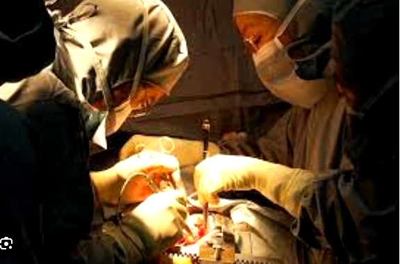 Bác sĩ BV Đại học Y Dược TP.HCM đang phẫu thuật ca bệnh tim bẩm sinh. Ảnh: BVCC