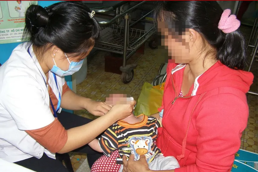 Trẻ nhỏ ở TP.HCM đang được cho uống vitamin A tại trạm y tế. Ảnh: TRẦN NGỌC Trẻ nhỏ ở TP.HCM đang được cho uống vitamin A tại trạm y tế. Ảnh: TRẦN NGỌC