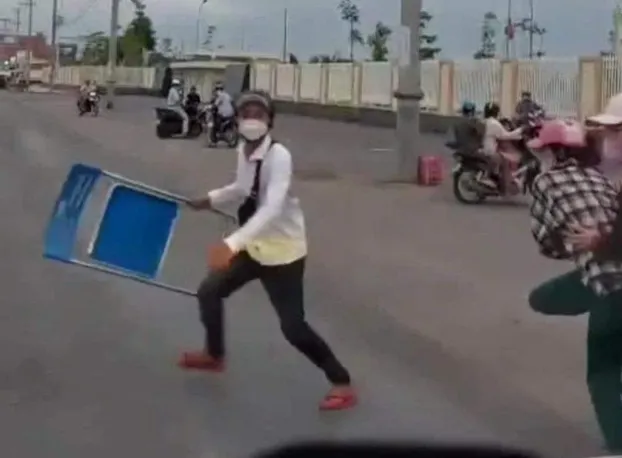 Người thanh niên cầm ghế sắt chặn xe cứu thương. Ảnh: MXH Người thanh niên cầm ghế sắt chặn xe cứu thương. Ảnh: MXH