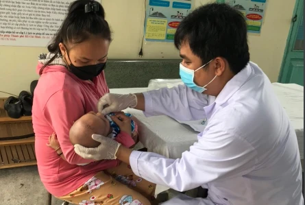 Trẻ nhỏ quận 12, TP.HCM đang được cho uống vitamin A. Ảnh: TRẦN NGỌC Trẻ nhỏ quận 12, TP.HCM đang được cho uống vitamin A. Ảnh: TRẦN NGỌC