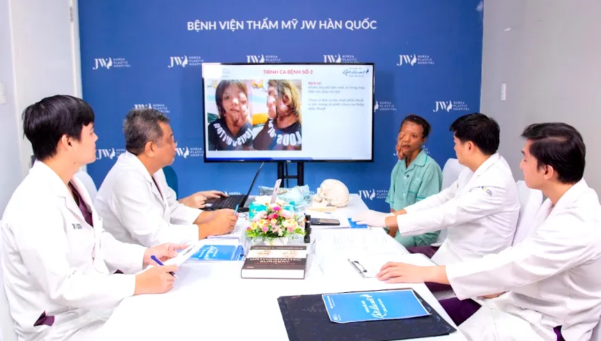 Các bác sĩ đang hội chẩn phương pháp phẫu thuật cắt bỏ khối u cho chị Yến. Ảnh: BVCC