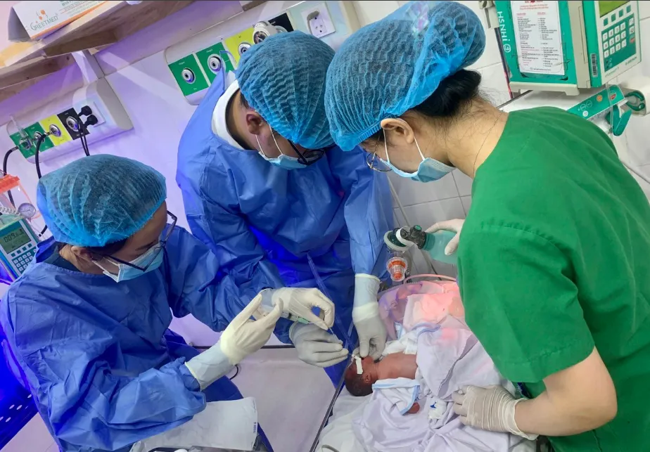 Các bác sĩ đang chăm sóc bé gái 25 tuần tuổi. Ảnh: BVCC Các bác sĩ đang chăm sóc bé gái 25 tuần tuổi. Ảnh: BVCC