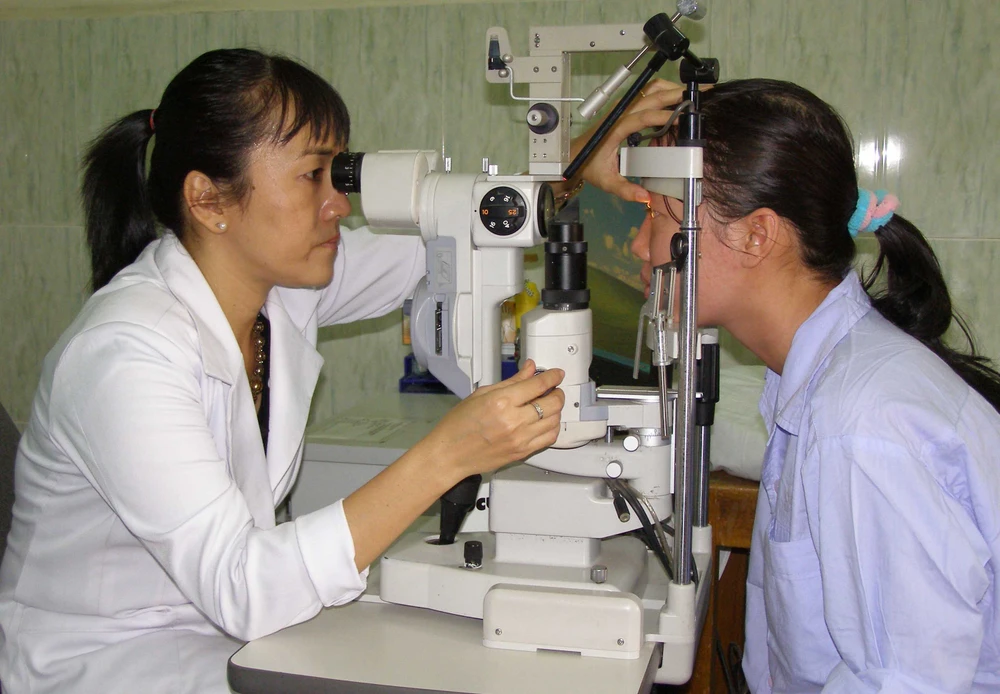 Bác sĩ BV Mắt TP.HCM đang khám cho bệnh nhân có nhu cầu phẫu thuật phaco. Ảnh: TRẦN NGỌC