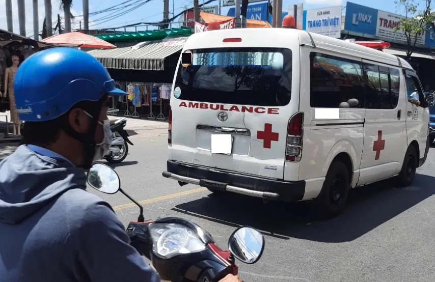 Một xe cứu thương đang chở bệnh nhân. Ảnh: TRẦN NGỌC