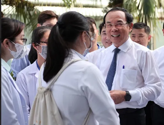 Bí thư Thành ủy TP.HCM đang trò chuyện với bác sĩ trẻ. Ảnh: HOÀNG VÂN