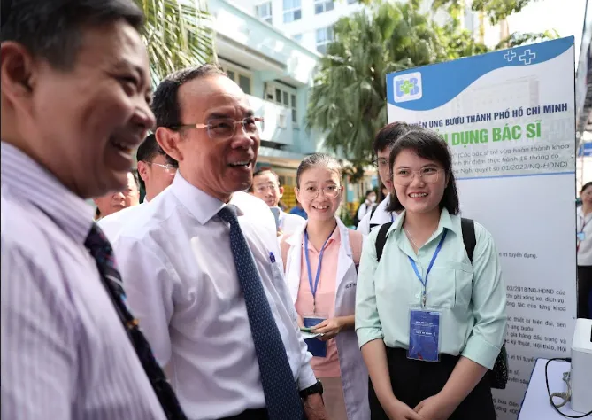 Bí thư Thành ủy TP.HCM tham quan các điểm tuyển dụng bác sĩ trẻ. Ảnh: HOÀNG VÂN