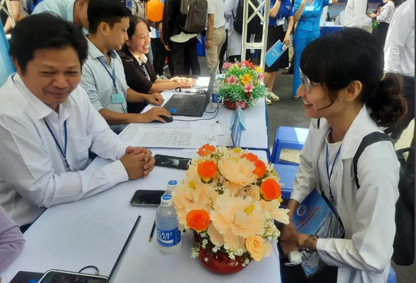 Bác sĩ trẻ đang phỏng vấn dự tuyển vào Trung tâm Y tế quận 8, TP.HCM. Ảnh: TRẦN NGỌC