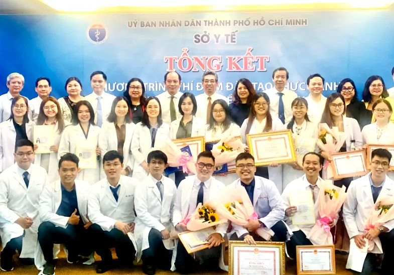 Các BS trẻ chụp hình lưu niệm với lãnh đạo TP.HCM và Sở Y tế. Ảnh: THẢO PHƯƠNG Các BS trẻ chụp hình lưu niệm với lãnh đạo TP.HCM và Sở Y tế. Ảnh: THẢO PHƯƠNG