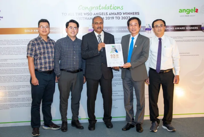 Bác sĩ Trần Văn Khanh (thứ hai từ phải) đang nhận chứng nhận vàng trong điều trị đột quỵ. Ảnh: BVCC Bác sĩ Trần Văn Khanh (thứ hai từ phải) đang nhận chứng nhận vàng trong điều trị đột quỵ. Ảnh: BVCC