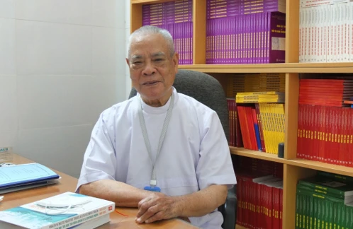 Giáo sư Văn Tần trong phòng làm việc. Ảnh: BS VĨNH PHƯỚC