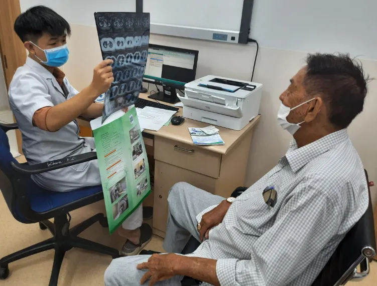 Bác sĩ BV Ung bướu TP.HCM đang khám bệnh. Ảnh: TRẦN NGỌC