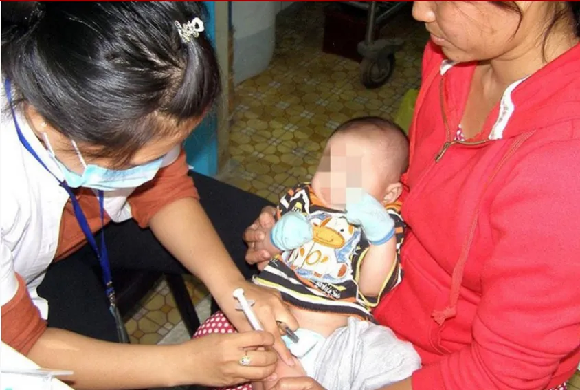 Trẻ ở TP.HCM đang được tiêm vaccine trong chương trình tiêm chủng mở rộng. Ảnh: TRẦN NGỌC vaccine.jpg