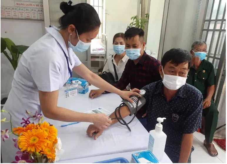 Người cao tuổi được phòng khám đa khoa vệ tinh Vĩnh Lộc B tầm soát sức khỏe. Ảnh: TRẦN NGỌC benh-vien-huyen-bình-chanh.jpg