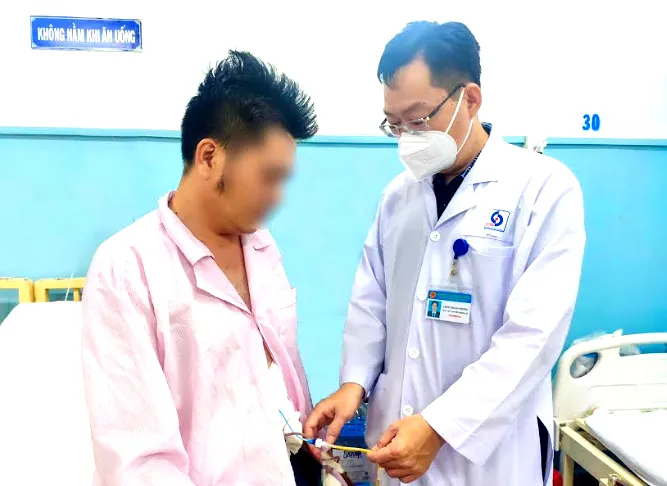 Bác sĩ đang kiểm tra sức khỏe bệnh nhân T sau phẫu thuật. Ảnh: BVCC áp xe tụy
