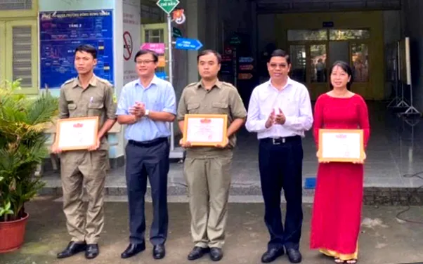 Lãnh đạo UBND phường Đông Hưng Thuận khen thưởng cá nhân truy tìm người quăng rác bừa bãi. Ảnh: TRẦN NGỌC