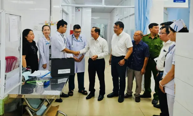 nhân viên y tế bị hành hung.jpg