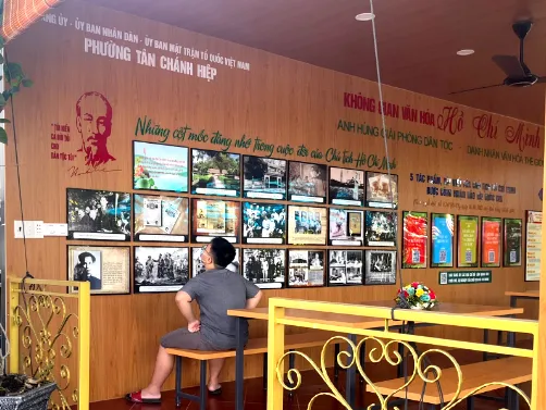 Một trẻ xem tư liệu trưng bày trong gian phòng mang tên "không gian văn hóa Hồ Chí Minh". Ảnh: TRẦN NGỌC ho-chi-minh-1-3760.jpg
