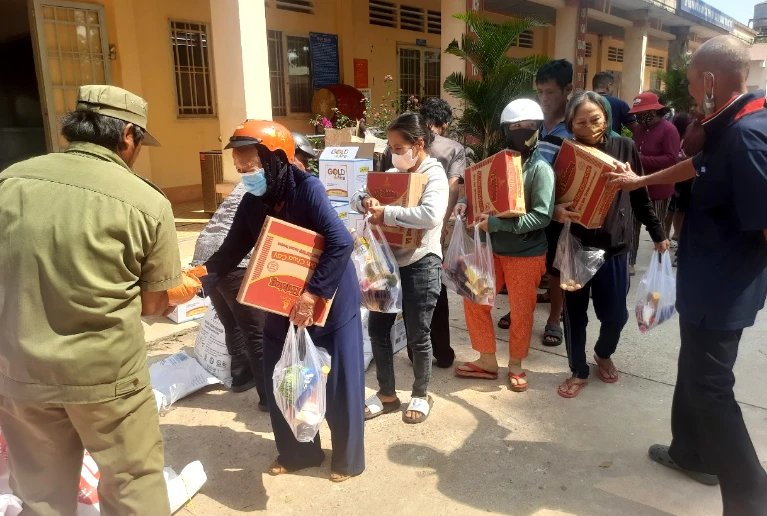 Bà con nghèo ở Tây Ninh đang nhận quà Tết. Ảnh: TRẦN NGỌC qua-tet-1.jpg