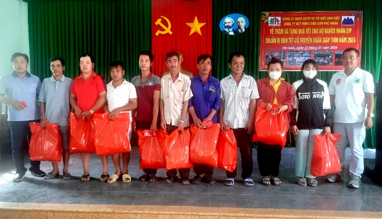 Các mạnh thường quân TP.HCM tặng quà Tết cho bà con nghèo Long An. Ảnh: TRẦN NGỌC qua-tet.jpg