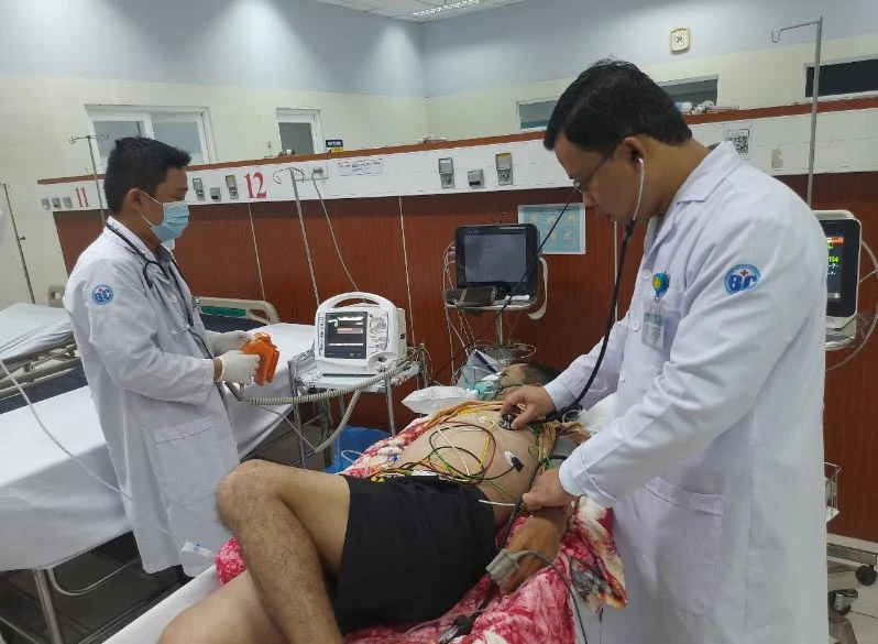 Bác sĩ BV huyện Bình Chánh đang cấp cứu một bệnh nhân nặng. Ảnh: TRẦN NGỌC ngành y tế TP.HCM không nhận hoa, quà ngày thầy thuốc việt nam 27-2