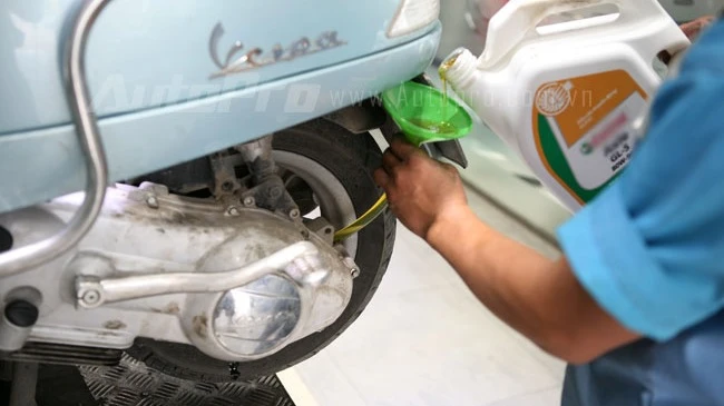 Thay dầu cho xe Vespa: Những điều ít người biết