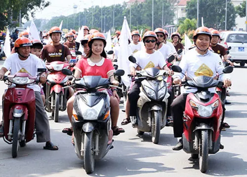 Lễ phát động và diễu hành kêu gọi đội mũ bảo hiểm đạt chuẩn. Ảnh: Hoàng Anh. mubaohiem-9213-1387768690.jpg