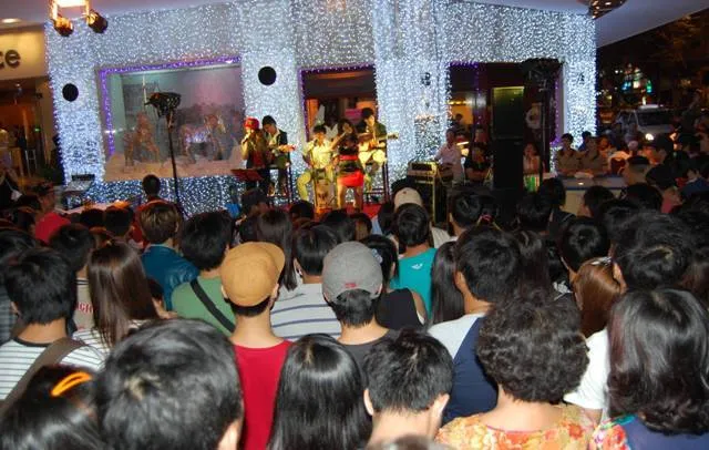 Người dân TP.HCM đón năm mới ảnh 9 Người dân TP.HCM đón năm mới ảnh 9