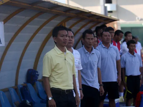  HLV Hoàng Anh Tuấn (bìa trái) bất ngờ bị 